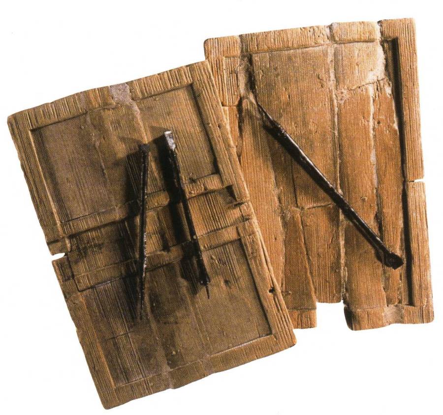 tablettes d-ecriture en bois et stylets en fer - Saintes.jpg